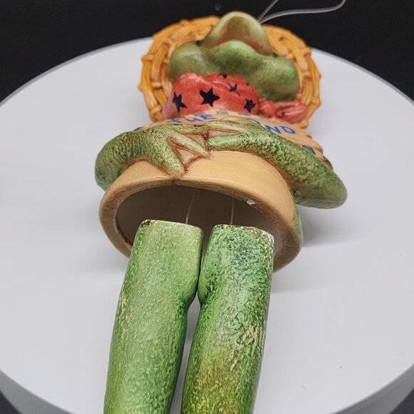 Frog Figurine Holding "The Pond" Sign With Wicker Hat & Scarf Resin Hanging Wind - Picture 5 of 6